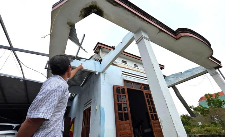 Ông Phan Lân (68 tuổi, trú thôn Trường Mỹ, xã Chiên Đàn) vẫn chưa hết bàng hoàng sau trận lốc xoáy đêm qua: “Trong lúc cả nhà đang chuẩn bị đi ngủ thì nghe gió rít liên hồi. Chỉ trong vài phút, nhà tôi đã bị tốc mái hiên và ngoài sân. Rất may, các thành viên trong gia đình vẫn an toàn