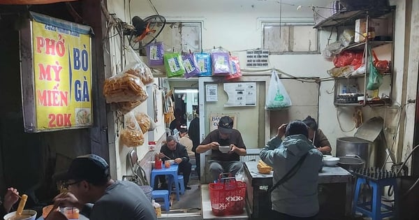Quán phở 20k/bát ngon, bổ, rẻ hy hữu ở Hà Nội, khách ra vào nườm nượp