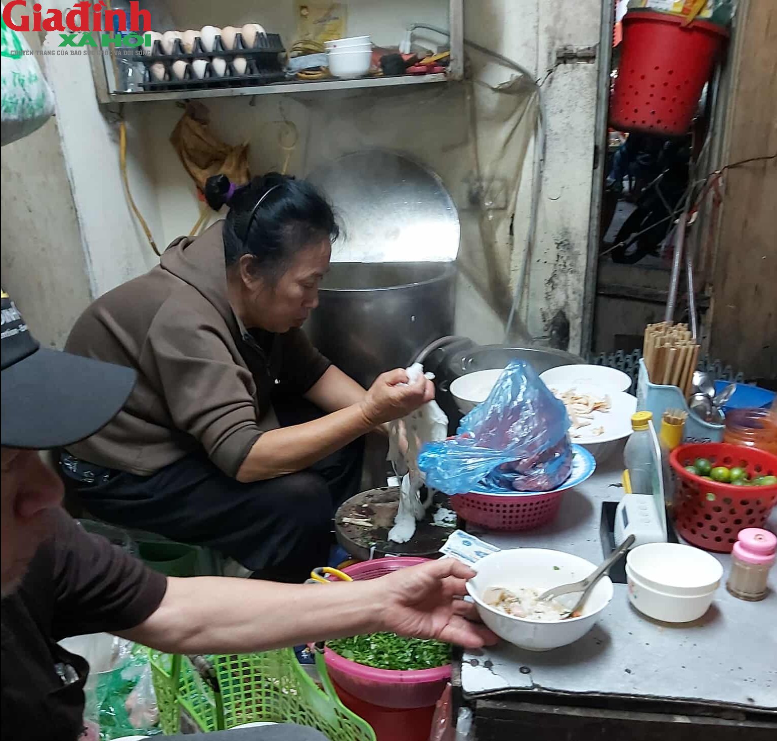 Quán phở 20k chuẩn ngon, bổ, rẻ hy hữu ở Hà Nội, khách ra vào nườm nượp - Ảnh 2.