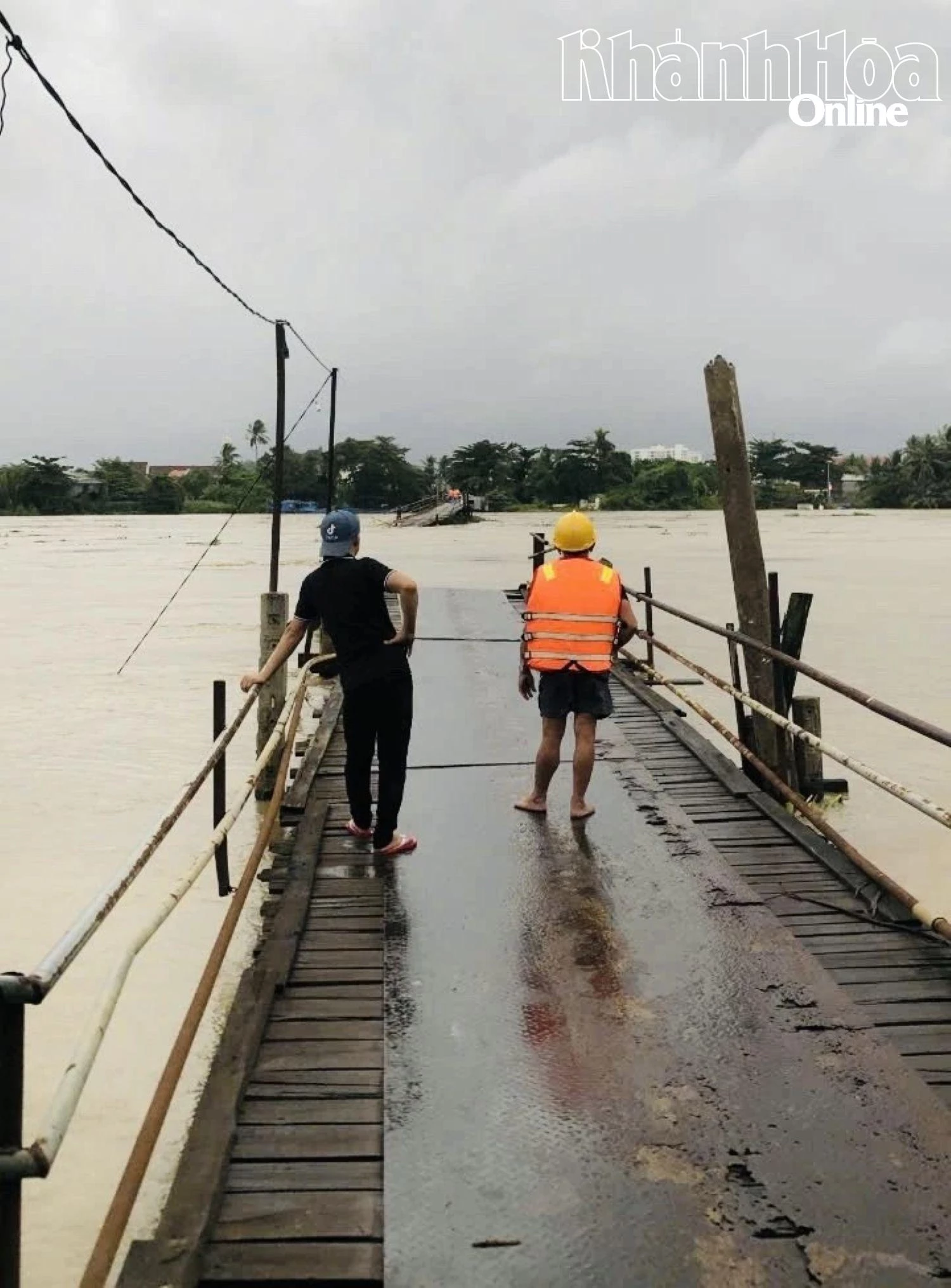 De Phu Kieng-brug werd gedeeltelijk weggespoeld in het midden van de Cai-rivier.