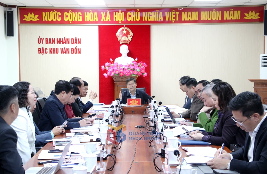 Genosse Bui Van Khang, stellvertretender Sekretär des Provinzparteikomitees und Vorsitzender des Provinzvolkskomitees, leitete die Arbeitssitzung mit der Sonderwirtschaftszone Van Don.