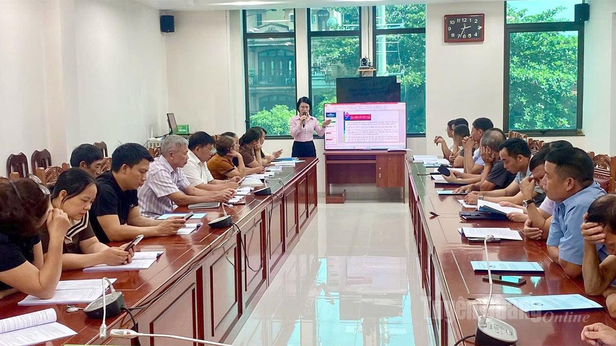 Руководители отделения транзакций банка социальной политики города Хазянг делятся знаниями на обучающем занятии.