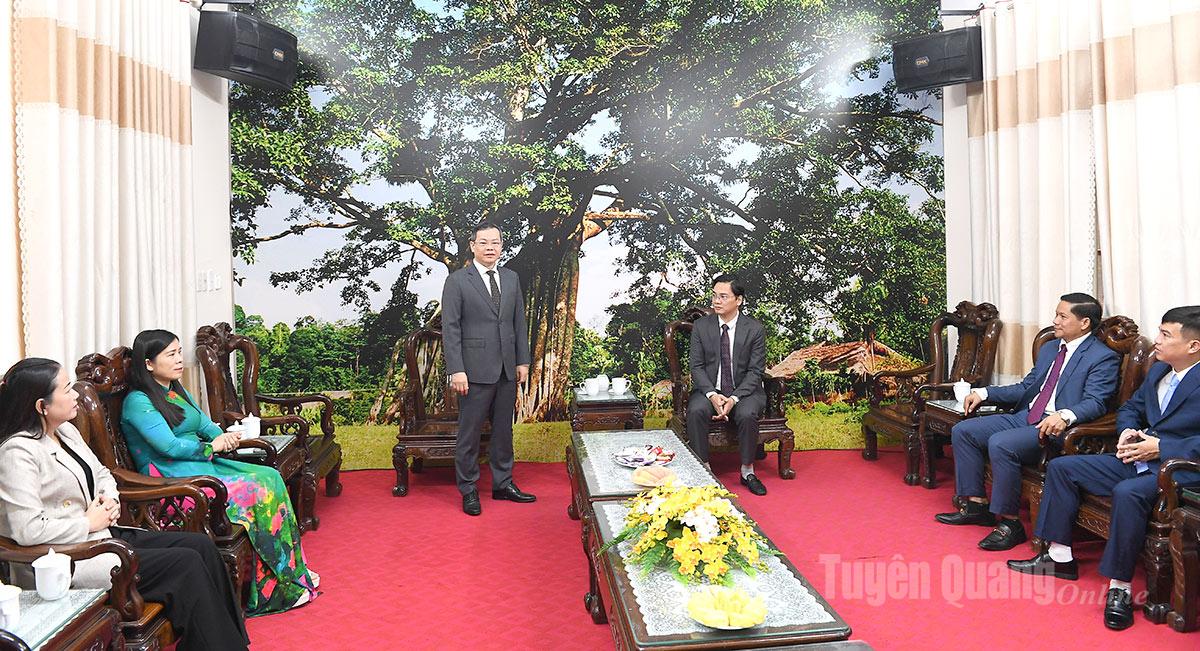 Голова Народної ради провінції Нгуєн Ван Сон виступив з вітальною промовою до Департаменту освіти та навчання з нагоди Дня вчителя В'єтнаму.