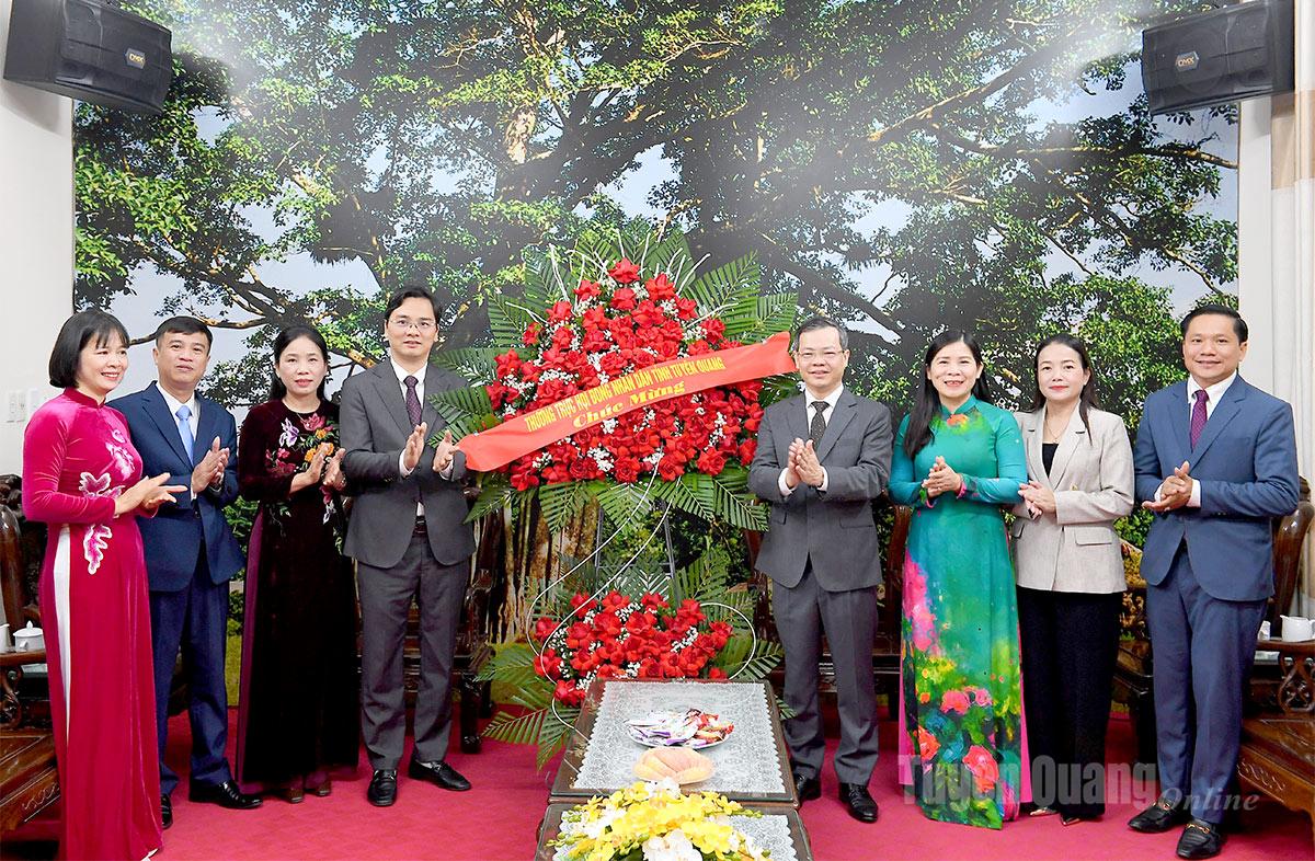 Голова Народної ради провінції Нгуєн Ван Сон вручив квіти на честь співробітників та вчителів Департаменту освіти та навчання.