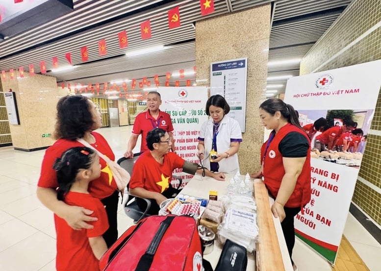 សំណើសុំកែប្រែនីតិវិធីនៃការចេញអាជ្ញាប័ណ្ណប្រតិបត្តិការឡើងវិញសម្រាប់ស្ថានីយ និងចំណុចសំខាន់ៗរបស់កាកបាទក្រហម - រូបថត ១. Đề xuất sửa thủ tục cấp lại giấy phép hoạt động trạm, điểm sơ cấp cứu chữ thập đỏ- Ảnh 1.