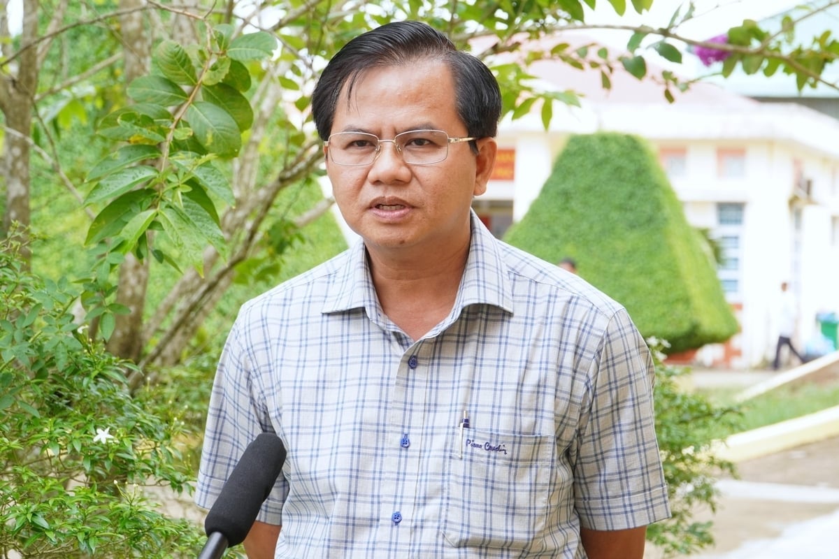 លោក Nguyen Van Huyen អនុប្រធានអចិន្ត្រៃយ៍នៃគណៈកម្មាធិការប្រជាជនឃុំ Lieu Tu បានចែករំលែកអំពីការតំរង់ទិសក្នុងតំបន់នៃផលិតកម្មកសិកម្មបែបអេកូឡូស៊ី និងការកាត់បន្ថយការបញ្ចេញឧស្ម័ន។ រូបថត៖ Kim Anh។ Ông Nguyễn Văn Huyền, Phó Chủ tịch Thường trực UBND xã Liêu Tú chia sẻ về định hướng sản xuất nông nghiệp sinh thái, giảm phát thải của địa phương. Ảnh: Kim Anh.