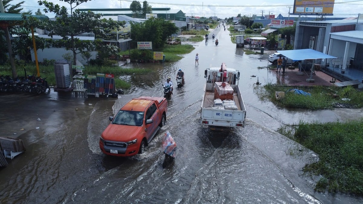 ផ្លូវជាតិលេខ 1A ពីឃុំ Hoa Binh ទៅសង្កាត់ Gia Rai ត្រូវបានជន់លិចនៅកន្លែងខ្លះ។ រូបថត៖ Trong Linh។ Tuyến đường QL1A từ xã Hòa Bình đến phường Giá Rai một số nơi bị ngập. Ảnh: Trọng Linh.