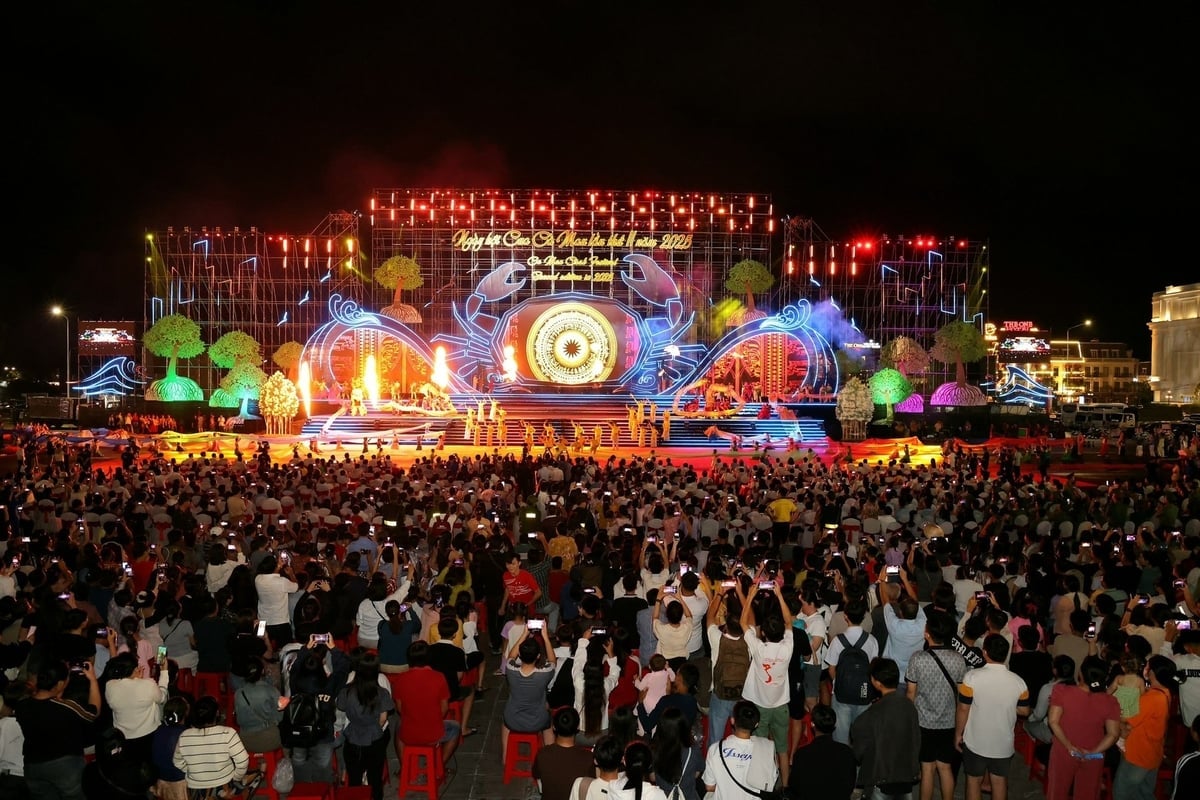 Tối 16/11, tại Quảng trường Phan Ngọc Hiển diễn ra Lễ khai mạc Ngày hội Cua Cà Mau - Lần thứ II năm 2025 trong không khí sôi động, thu hút đông đảo người dân và du khách. Ảnh: Phạm Trung.