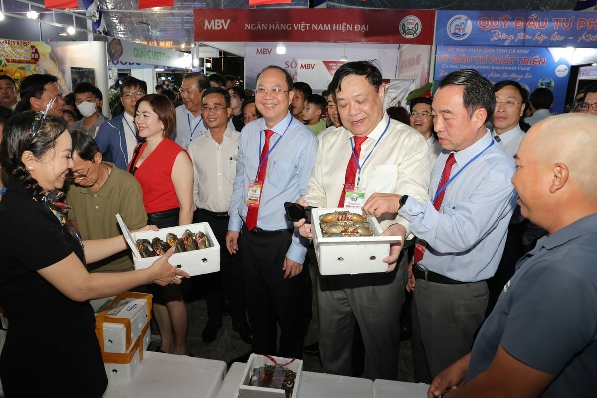 Bí thư Tỉnh ủy Cà Mau Nguyễn Hồ Hải (thứ 4 bên phải sang) và Chủ tịch UBND tỉnh Cà Mau Phạm Thạnh Ngại (thứ 3 bên phải sang) tham quan các gian hàng triển lãm. Ảnh: Phạm Trung.