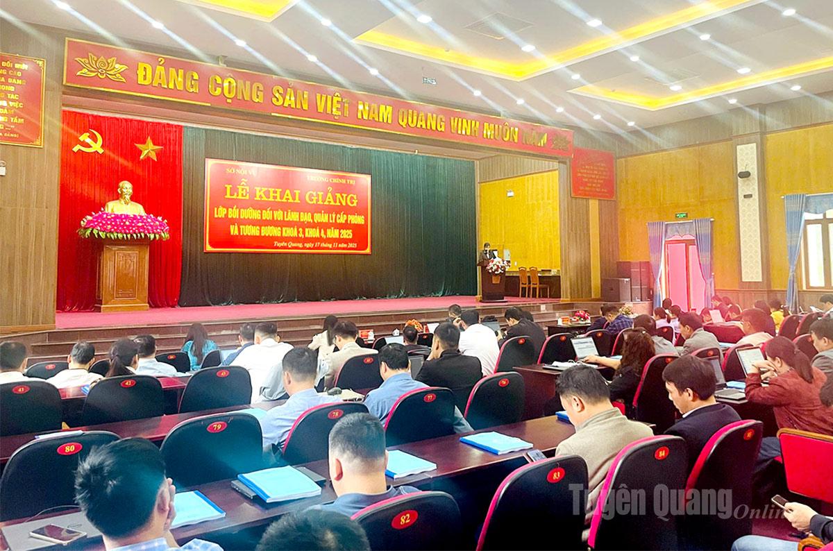 প্রশিক্ষণ ক্লাসের উদ্বোধনী অনুষ্ঠানের দৃশ্য।