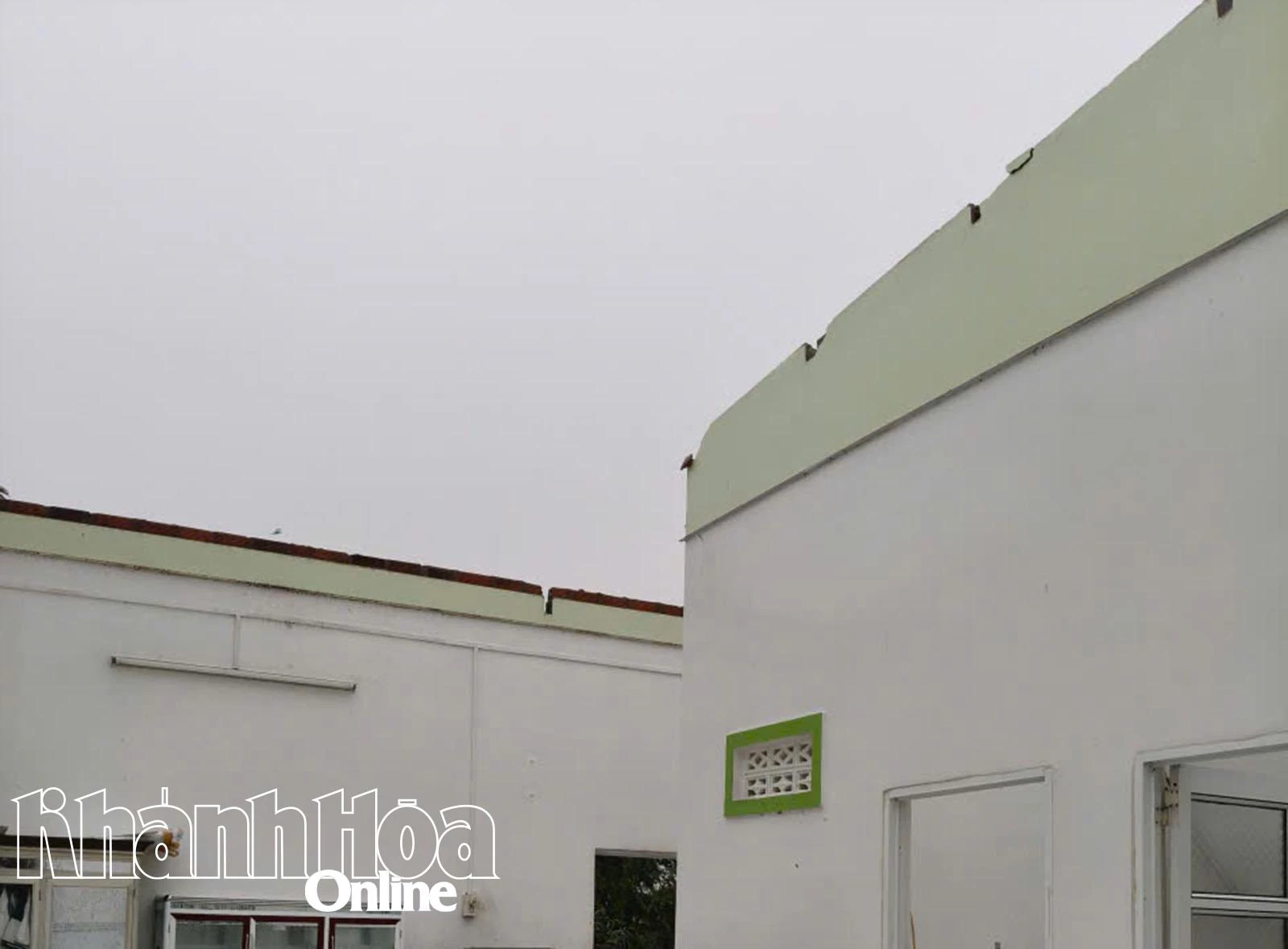 ເຮືອນຫຼັງໜຶ່ງຢູ່ໝູ່ບ້ານ Hiep My ໄດ້ມີຫລັງຄາຖືກໄຟໄໝ້ໝົດ.