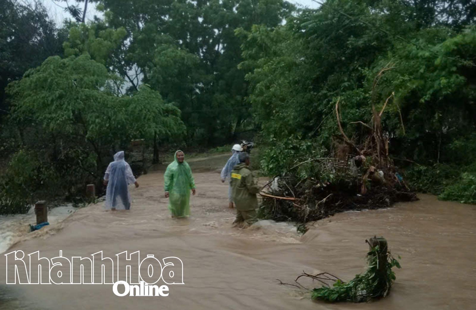 ອຳນາດການປົກຄອງຕາແສງ ນ້ຳກ່າມຣາງ ພວມພະຍາຍາມບຸກເບີກເສັ້ນທາງບາງແຫ່ງທີ່ຖືກຕົ້ນໄມ້ຫັກ.