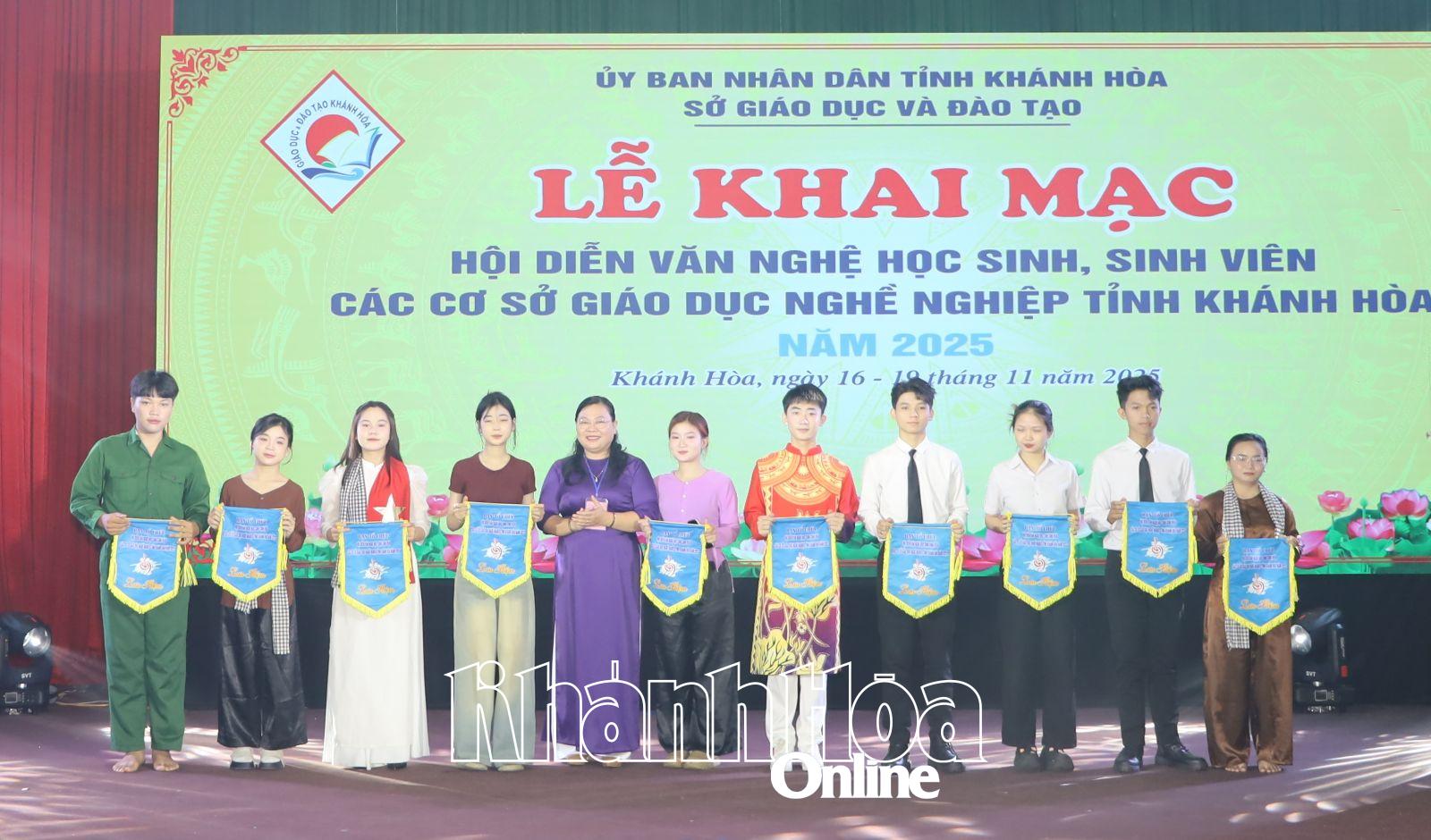 ผู้บริหารกรมสามัญศึกษา มอบธงที่ระลึก ให้กับคณะผู้แทนเข้าร่วมงาน