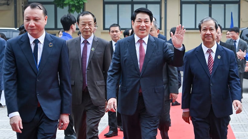 Президент Лыонг Кыонг принимает участие в праздновании Дня учителя во Вьетнаме и в Конгрессе патриотического соревнования в сфере образования. (Фото: Туй Нгуен)