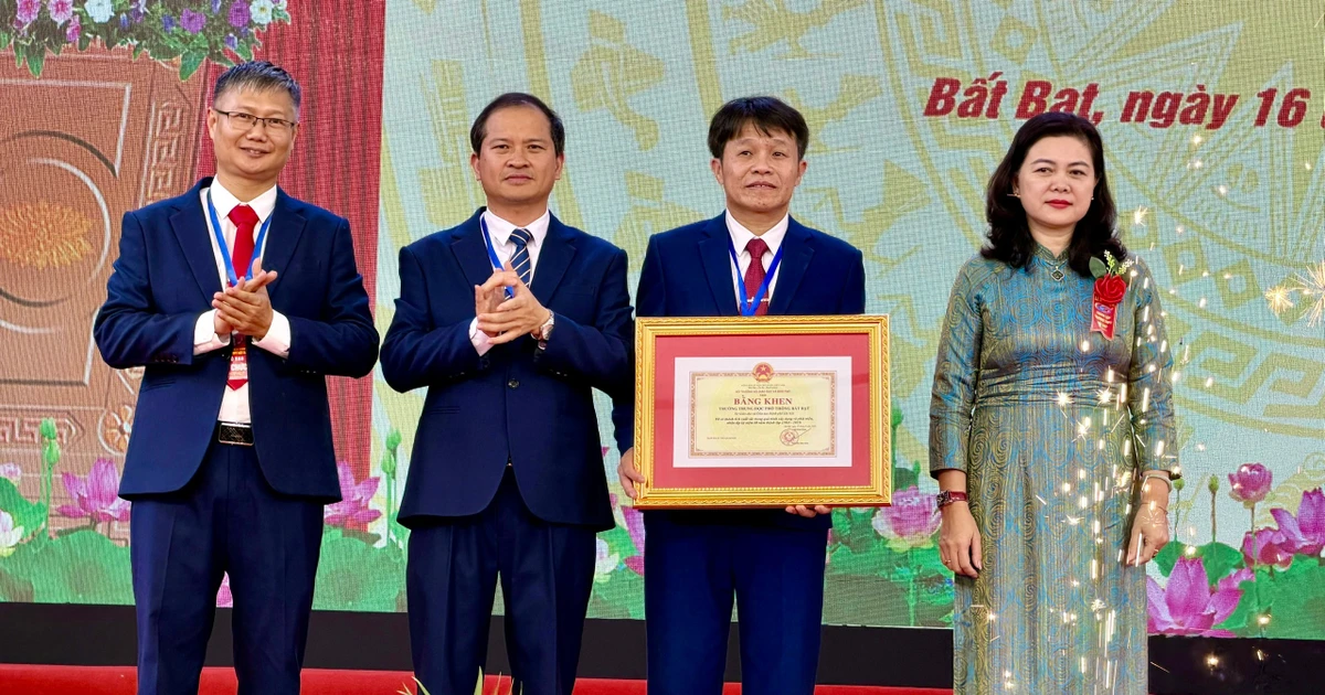 Hà Nội: Trường THPT Bất Bạt nhận Bằng khen Bộ GD&ĐT dịp 60 năm thành lập