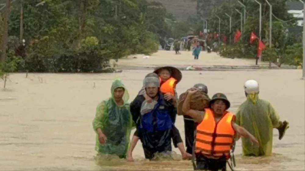 यांग माओ कम्यून के अधिकारी बाढ़ प्रभावित क्षेत्रों से घरों को खाली करा रहे हैं।