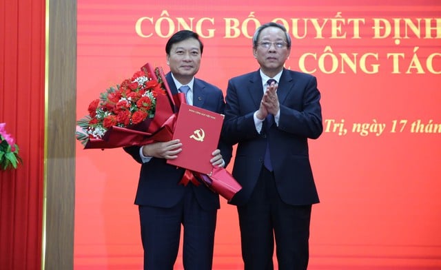 Předseda provinčního lidového výboru Nghe An zastává funkci zástupce tajemníka provinčního stranického výboru Quang Tri - Foto 1. Chủ tịch UBND tỉnh Nghệ An giữ chức Phó bí thư Tỉnh ủy Quảng Trị- Ảnh 1.