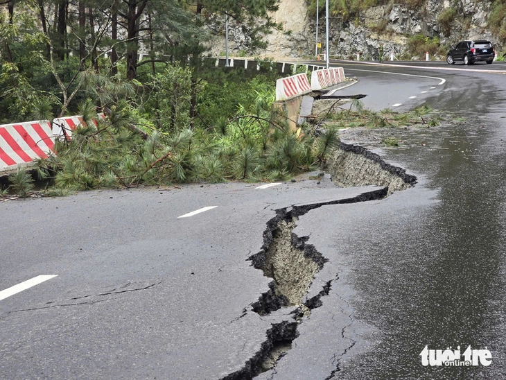 Đoạn đèo Prenn Đà Lạt bị 'trôi' nửa mặt đường, nguy cơ tiếp tục sạt lở - Ảnh 1.