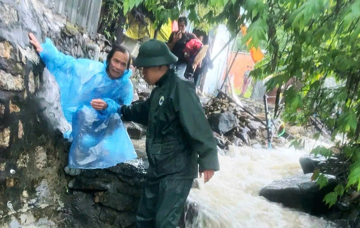 خان ہوا نے ہنگامی سیلاب کی وارننگ جاری کی، مقامی حکام نے خطرناک علاقوں کو خالی کر دیا - تصویر 1۔ Khánh Hòa - Ảnh 1.