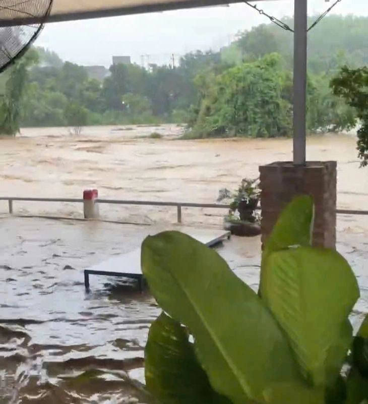 خان ہوا نے ہنگامی سیلاب کی وارننگ جاری کی، مقامی حکام نے خطرناک علاقوں کو خالی کر دیا - تصویر 2۔ Khánh Hòa - Ảnh 2.