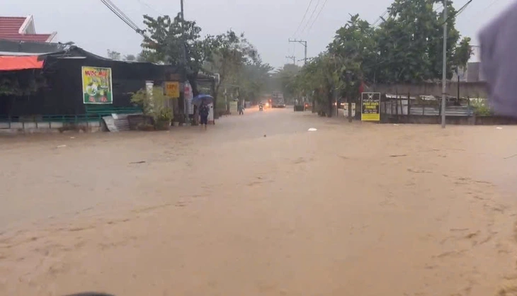 خان ہوا نے ہنگامی سیلاب کی وارننگ جاری کی، مقامی حکام نے خطرناک علاقوں کو خالی کر دیا - تصویر 3۔ Khánh Hòa - Ảnh 3.