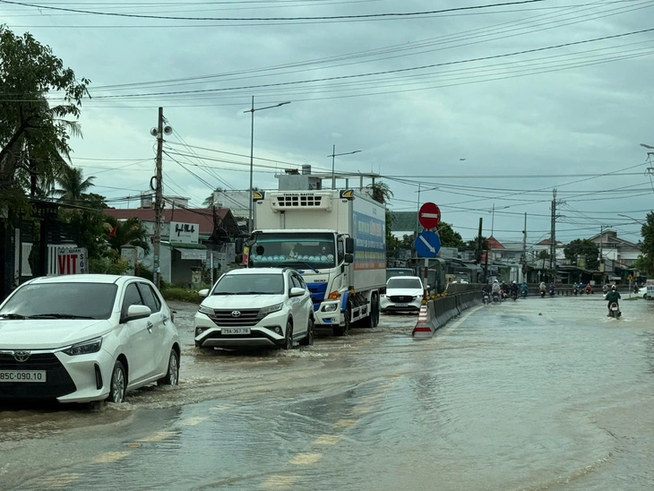 خان ہوا نے ہنگامی سیلاب کی وارننگ جاری کی، مقامی حکام نے خطرناک علاقوں کو خالی کر دیا - تصویر 4۔ Khánh Hòa - Ảnh 4.