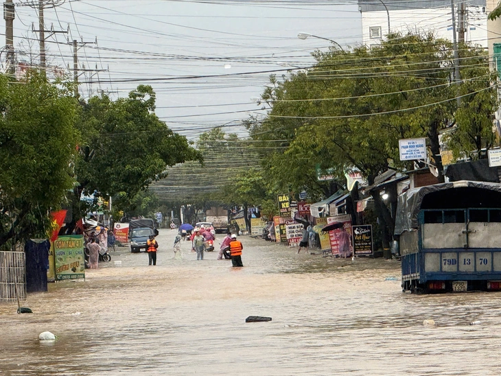 خان ہوا نے ہنگامی سیلاب کی وارننگ جاری کی، مقامی حکام نے خطرناک علاقوں کو خالی کر دیا - تصویر 5۔ Khánh Hòa - Ảnh 5.