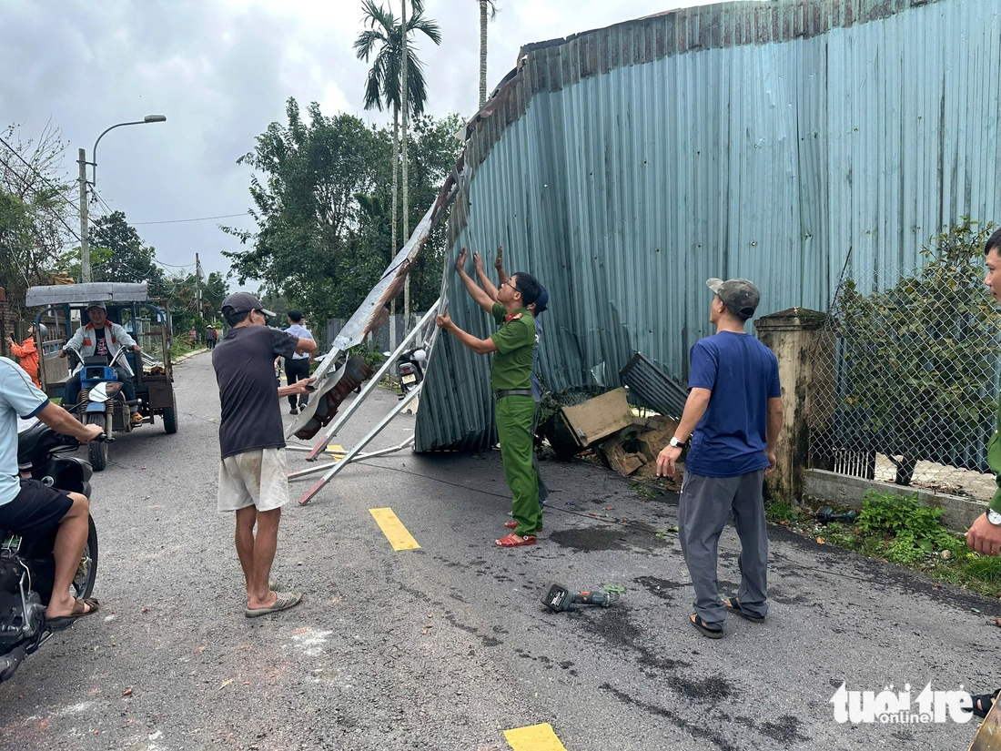 Lốc xoáy vài chục giây ở Đà Nẵng: Mái nhà bay tứ tung, dân chui xuống bàn bi da trốn - Ảnh 11.