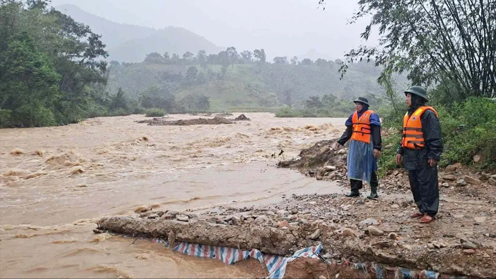 De grenswachten van Quang Tri controleren de waterstand stroomopwaarts