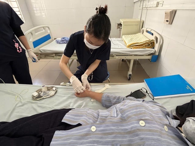 Žena si myslela, že má „červa“, a tak se sama léčila tabákem, téměř v kritickém stavu - Foto 3. Tưởng có 'sâu bò', người phụ nữ tự điều trị bằng thuốc lá, suýt nguy kịch- Ảnh 3.