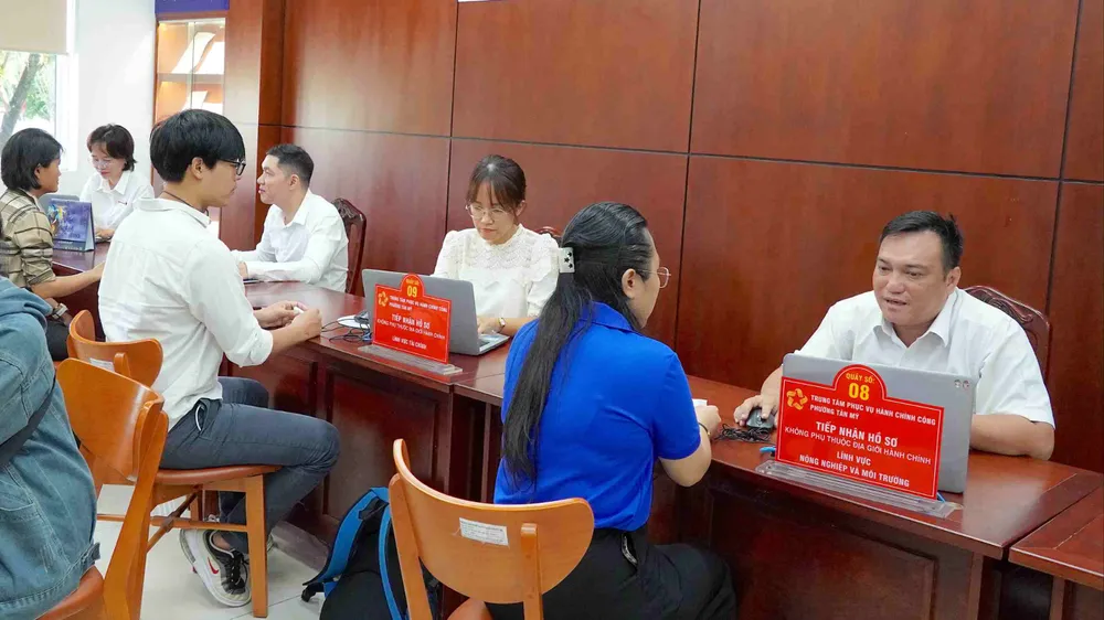 Tan My Ward Public Administration Service Center (HCMC) veileder og støtter mennesker. Foto: THU HUONG