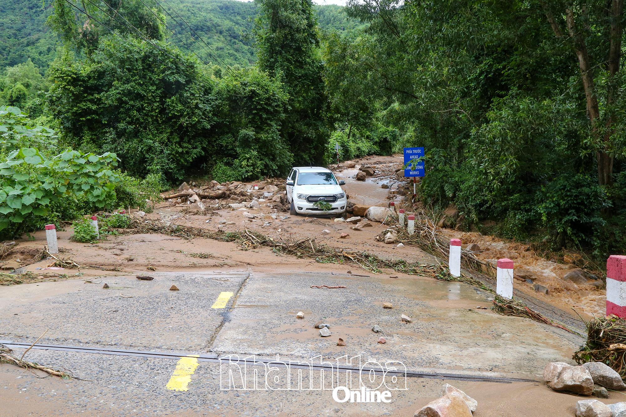 រថយន្ត១គ្រឿងបានក្រឡាប់ធ្លាក់ដីត្រង់ចំណុចផ្លូវបែកបាក់គីឡូម៉ែត្រ១៨+២០០
