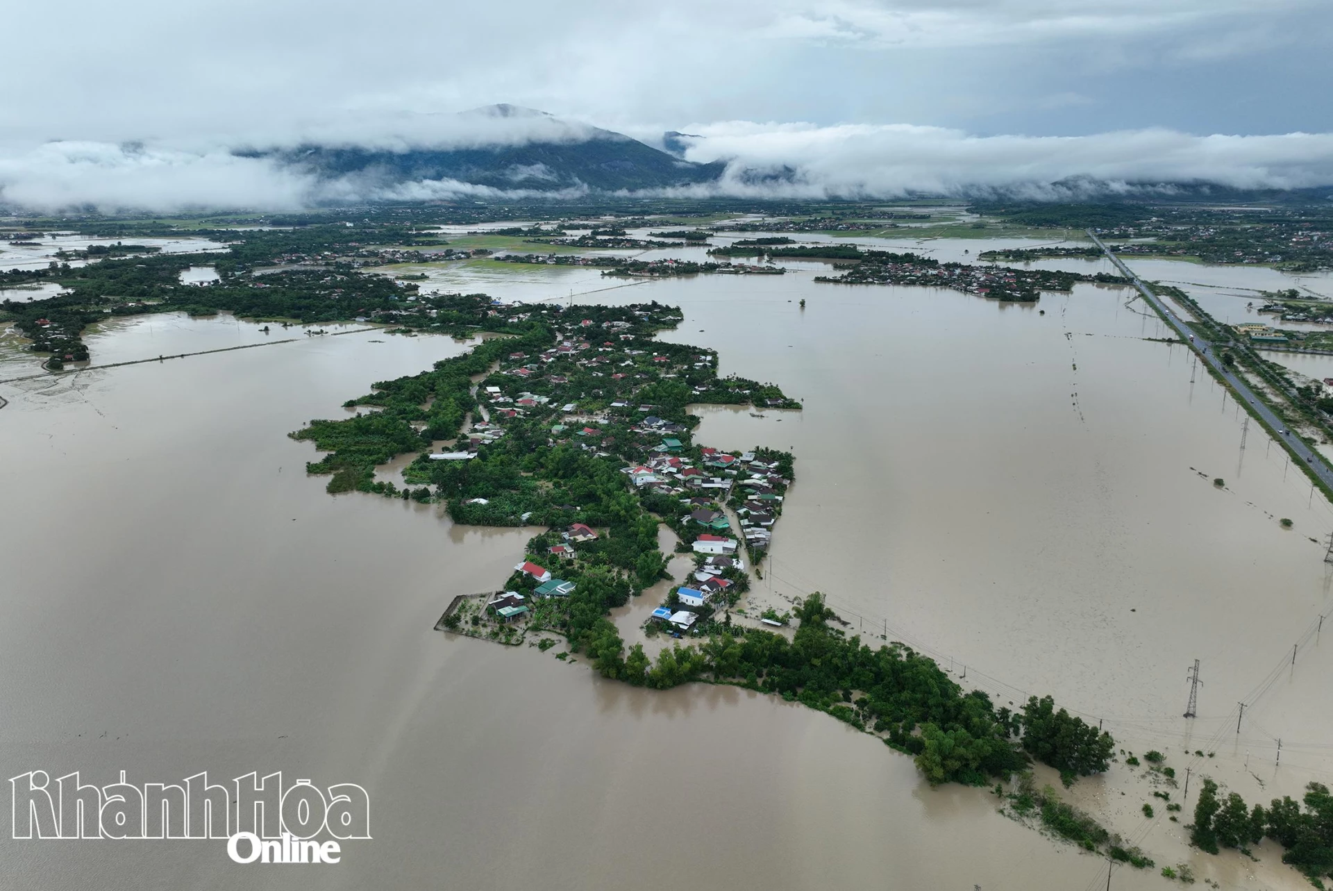 ផ្លូវទៅទីស្នាក់ការគណៈកម្មាធិការបក្សឃុំ Suoi Hiep ត្រូវបានជន់លិចយ៉ាងខ្លាំង ចរាចរណ៍ត្រូវបានកាត់ផ្តាច់។