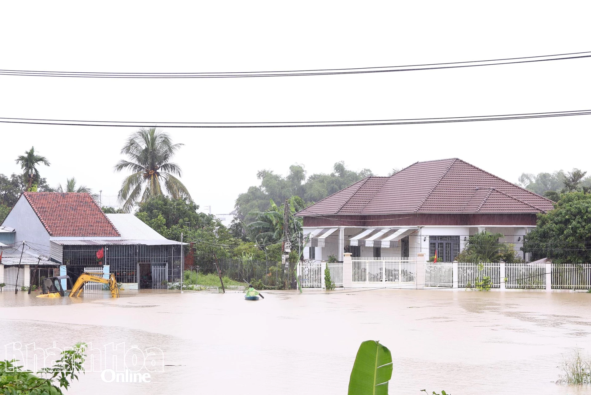 ផ្ទះខ្លះត្រូវបានជន់លិចយ៉ាងខ្លាំង។