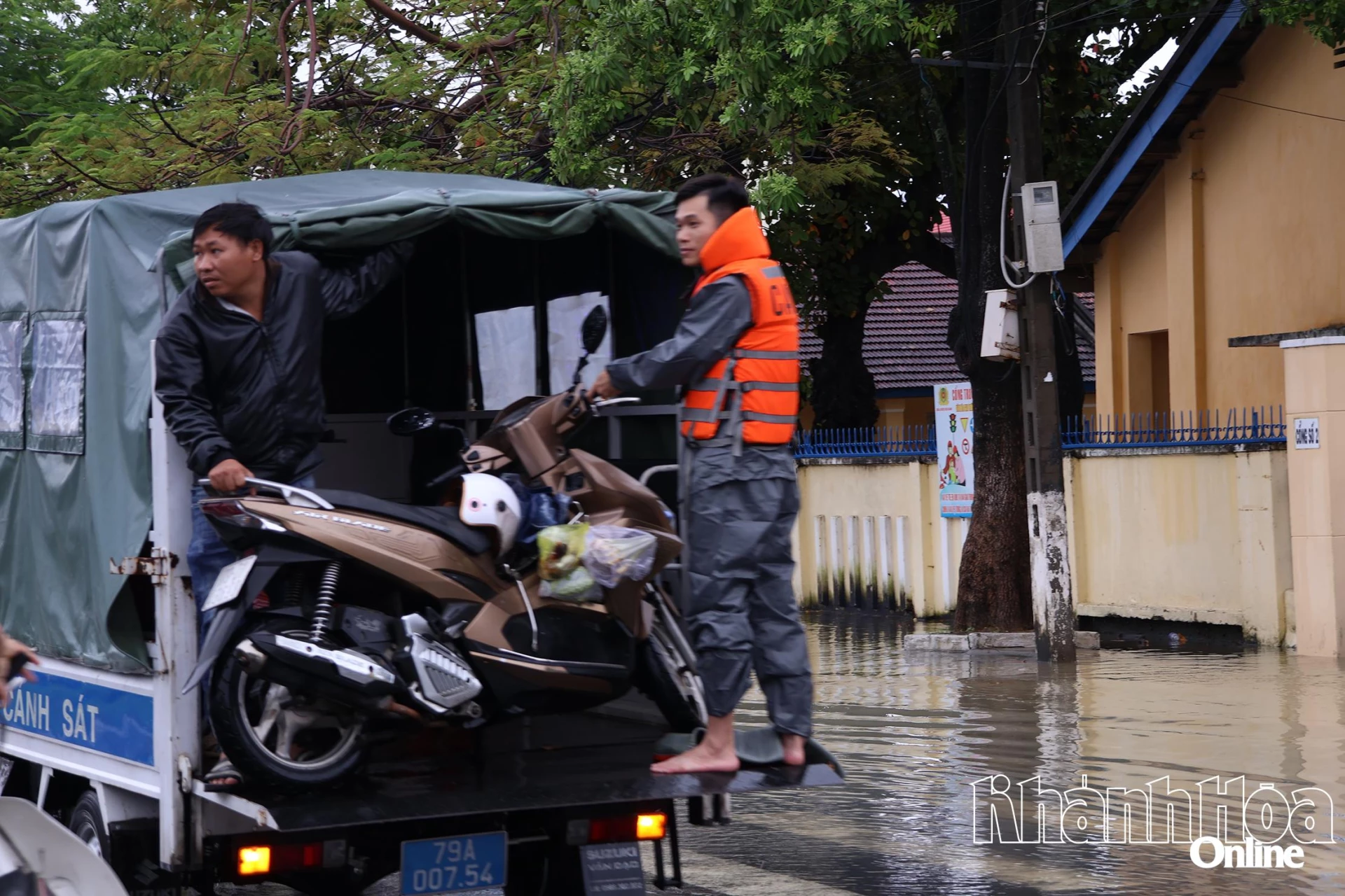 កម្លាំងនគរបាលឃុំដៀនខាញ់ ជួយប្រជាពលរដ្ឋឆ្លងកាត់ផ្លូវលិចទឹក។