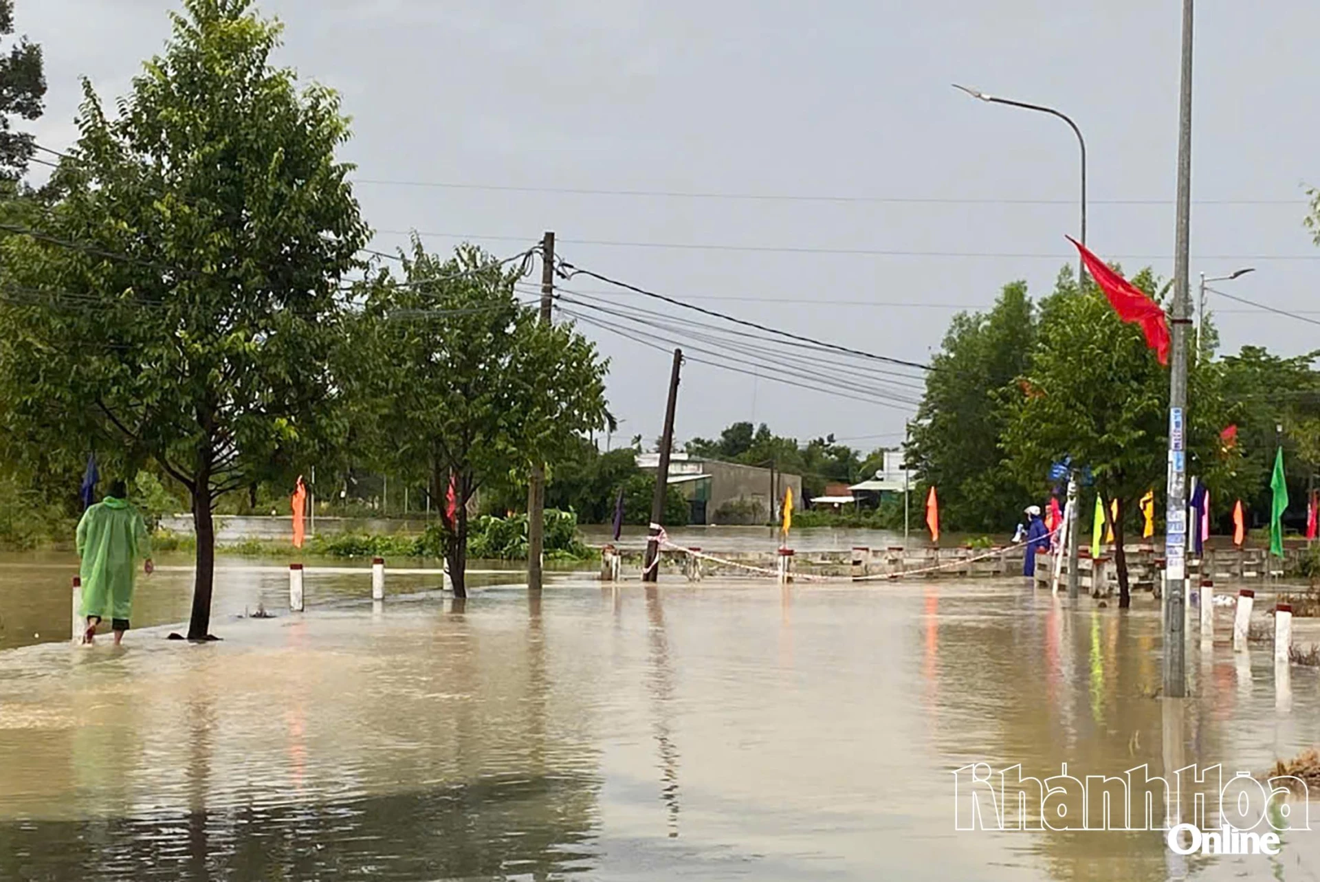 ផ្លូវនៅភូមិ Thuy Xuong ឃុំ Suoi Hiep ត្រូវបានជន់លិចយ៉ាងខ្លាំង។