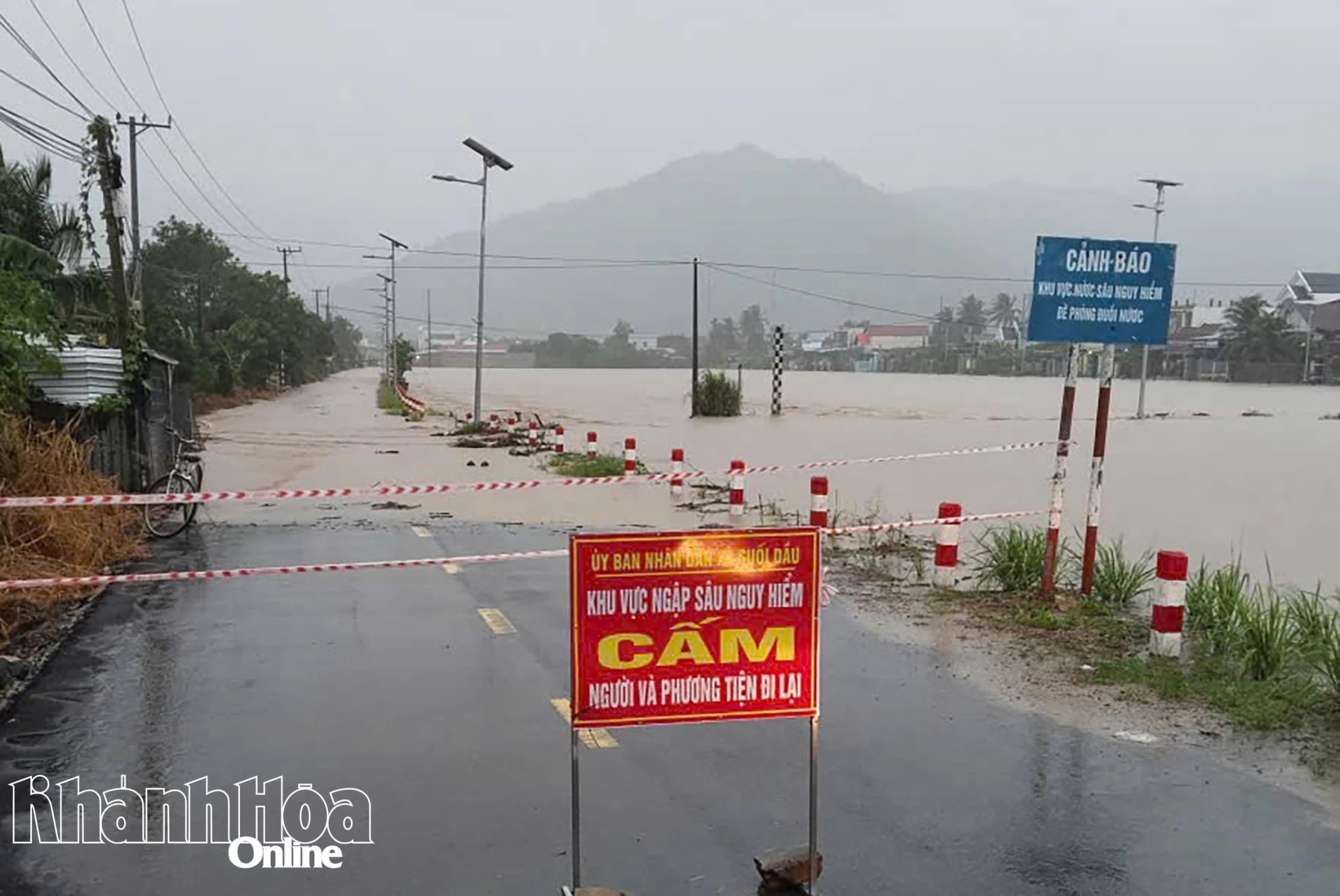 កំណាត់ផ្លូវមួយខ្សែក្នុងឃុំ Suoi Dau ត្រូវបានជន់លិចយ៉ាងខ្លាំង។