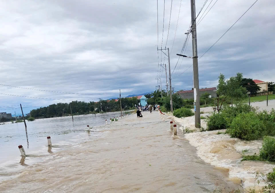 កងកម្លាំងនគរបាលឃុំ និងកងកម្លាំងកំពុងបំពេញបេសកកម្មនៅតាមបង្គោលភ្លើងត្រៀមជួយសង្គ្រោះនៅពេលចាំបាច់។