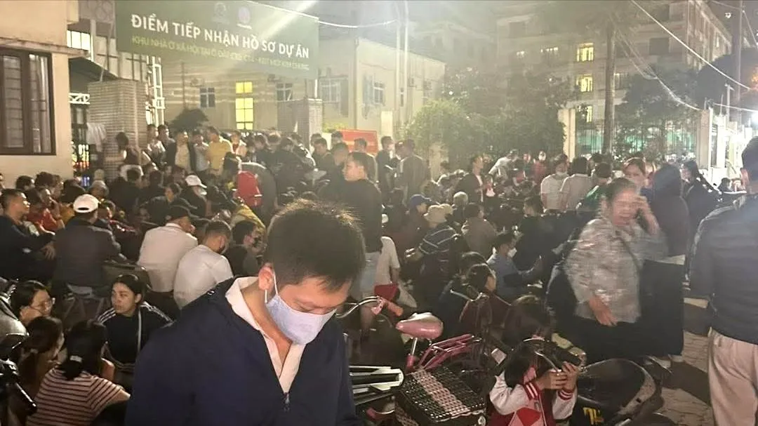 Hà Nội: Người dân chờ suốt đêm để nộp hồ sơ mua nhà ở xã hội