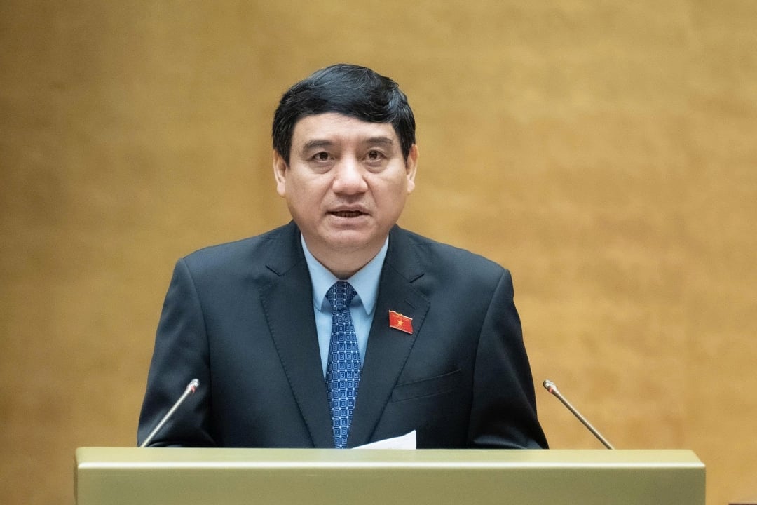 ប្រធានគណៈកម្មាធិការវប្បធម៌ និងសង្គមនៃរដ្ឋសភា លោក Nguyen Dac Vinh បង្ហាញរបាយការណ៍អធិការកិច្ច។ រូបថត៖ quochoi.vn