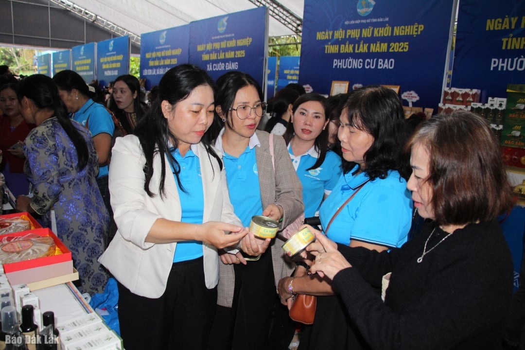 Medlemmar i den lokala kvinnoföreningen presenterar