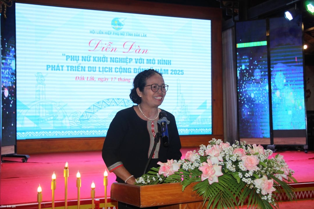 Representative of Tong Bong Brocade Weaving Cooperative shared experiences at the forum.