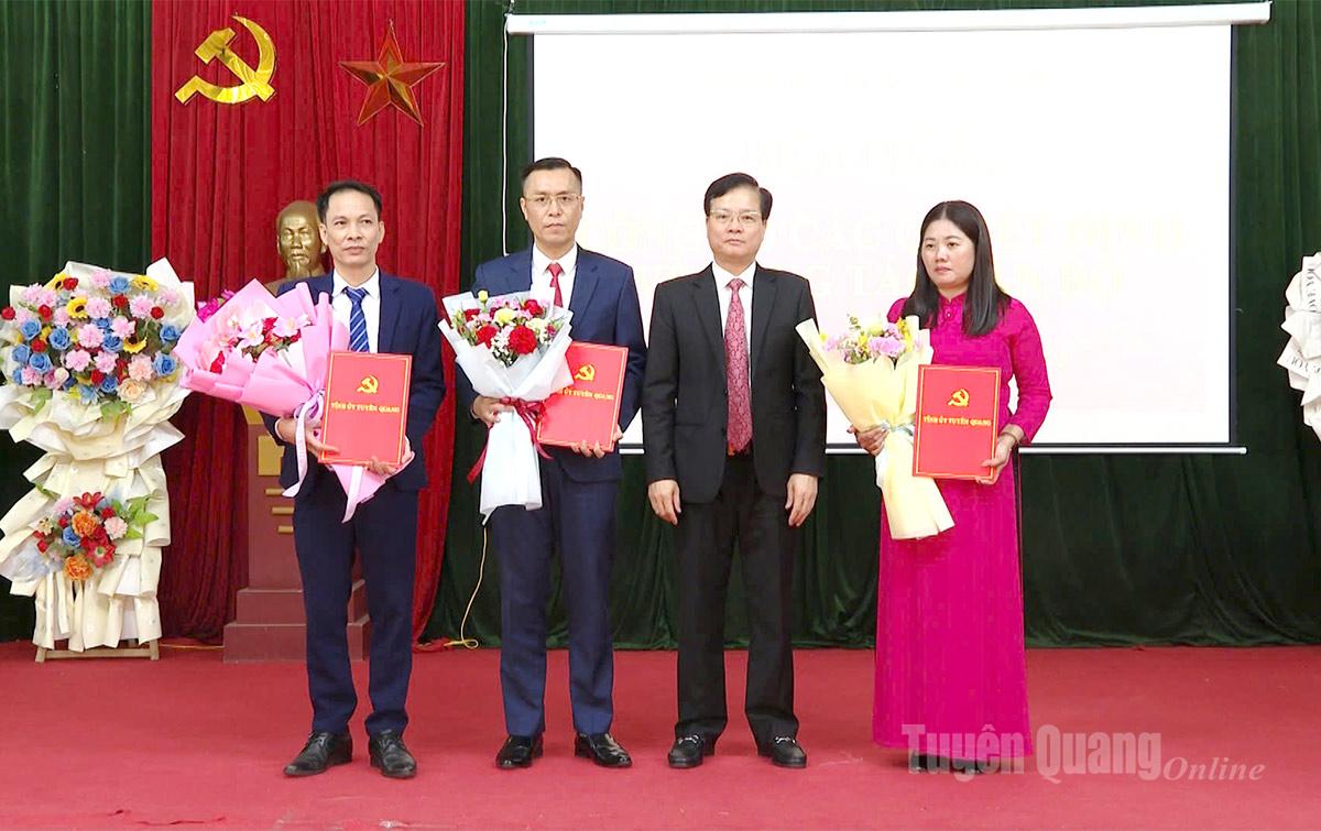 សមមិត្ត Tran Quang Minh ប្រធានគណៈកម្មាធិការរៀបចំគណៈកម្មាធិការបក្សខេត្ត បានបង្ហាញរបាយការណ៍គណៈកម្មាធិការអចិន្ត្រៃយ៍របស់គណៈកម្មាធិការបក្សខេត្តស្តីពីការងាររៀបចំកម្មាភិបាលនៅឃុំ Truong Sinh។