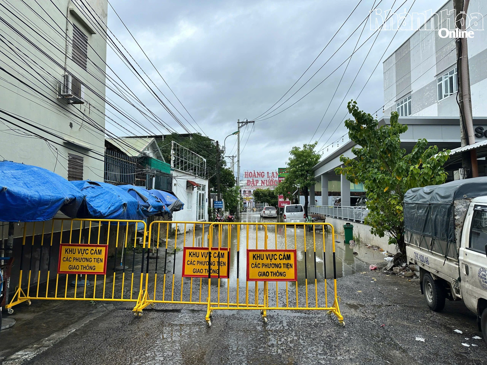 Một hẻm trên đường 23-10, phường Tây Nha Trang bị ngập.