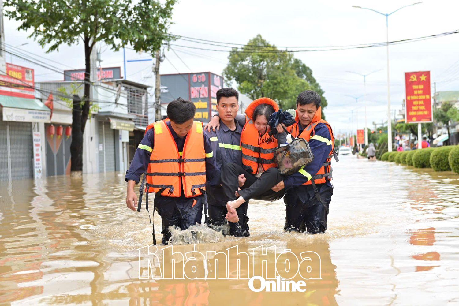 Lực lượng cảnh sát hỗ trợ một người dân bị vật nhọn đâm vào chân trong quá trình di chuyển trên đường 23-10.