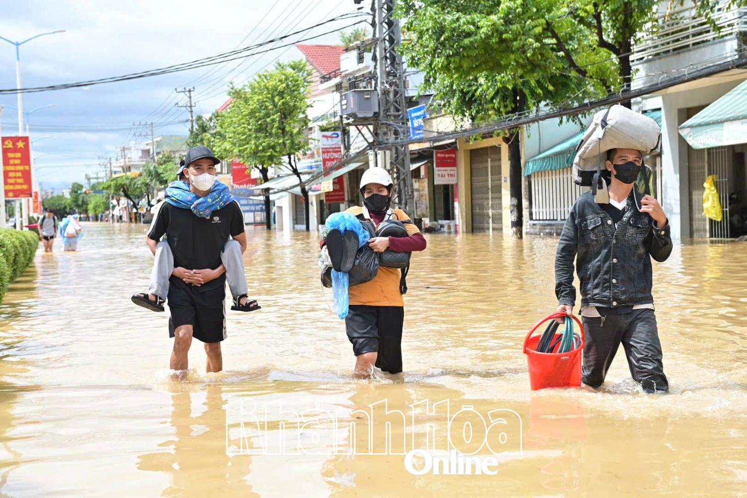 Nhiều đoạn trên đường 23-10 ngập sâu.