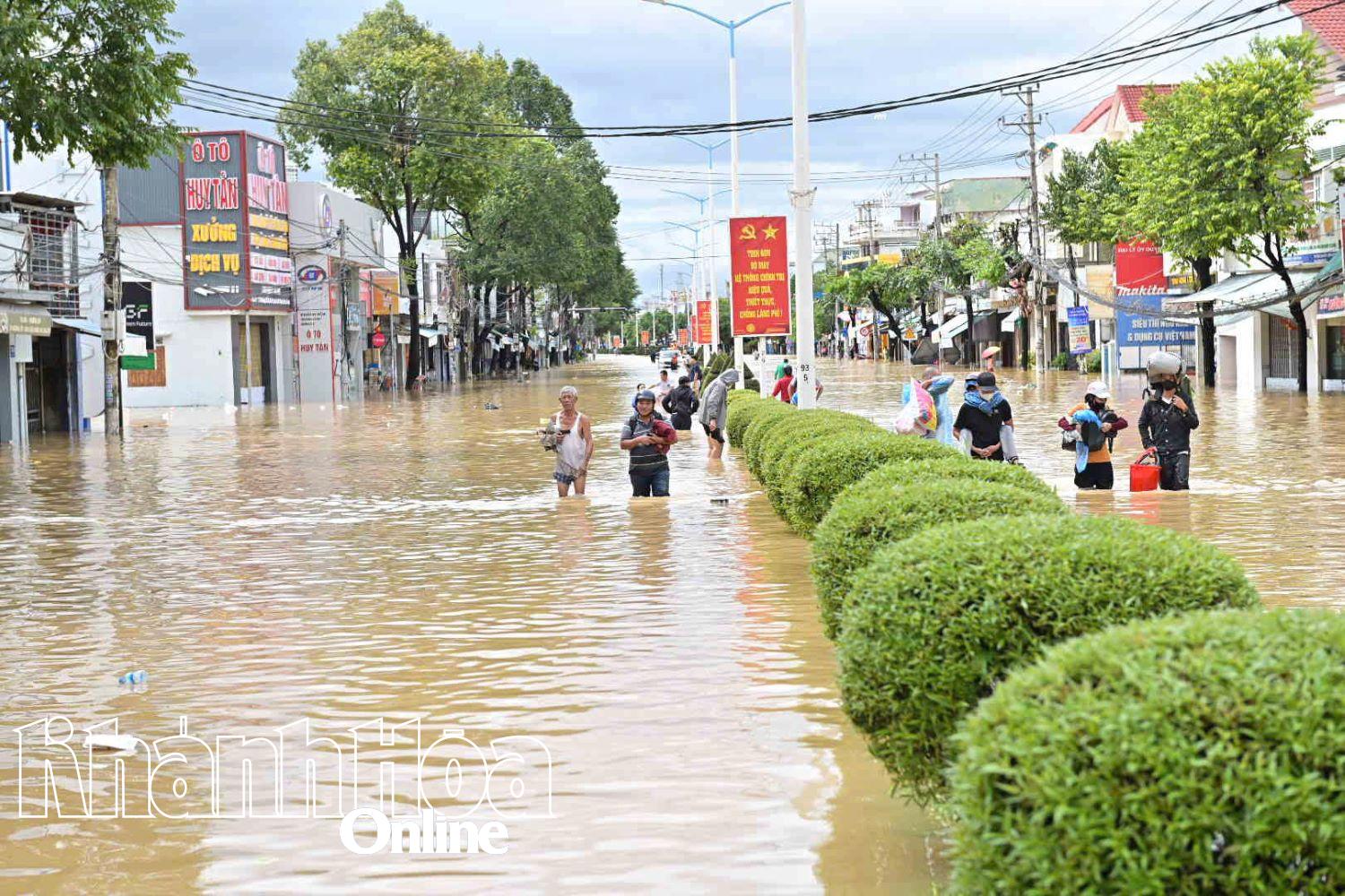 Nhiều đoạn trên đường 23-10 ngập sâu.