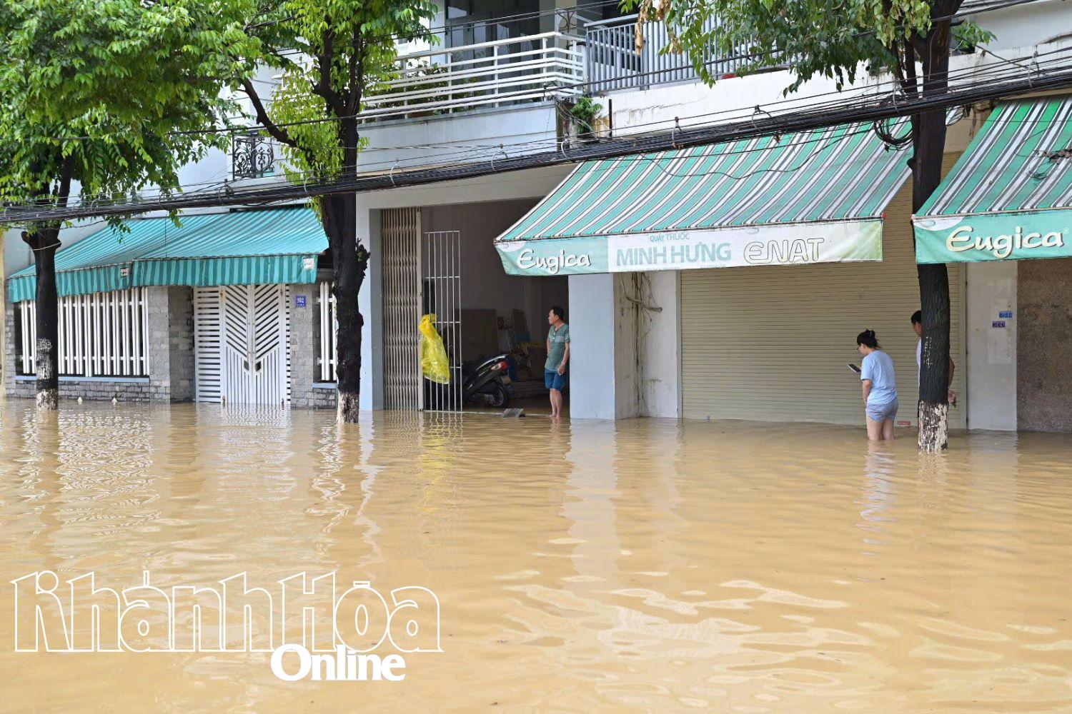 Nhiều đoạn trên đường 23-10 ngập sâu.