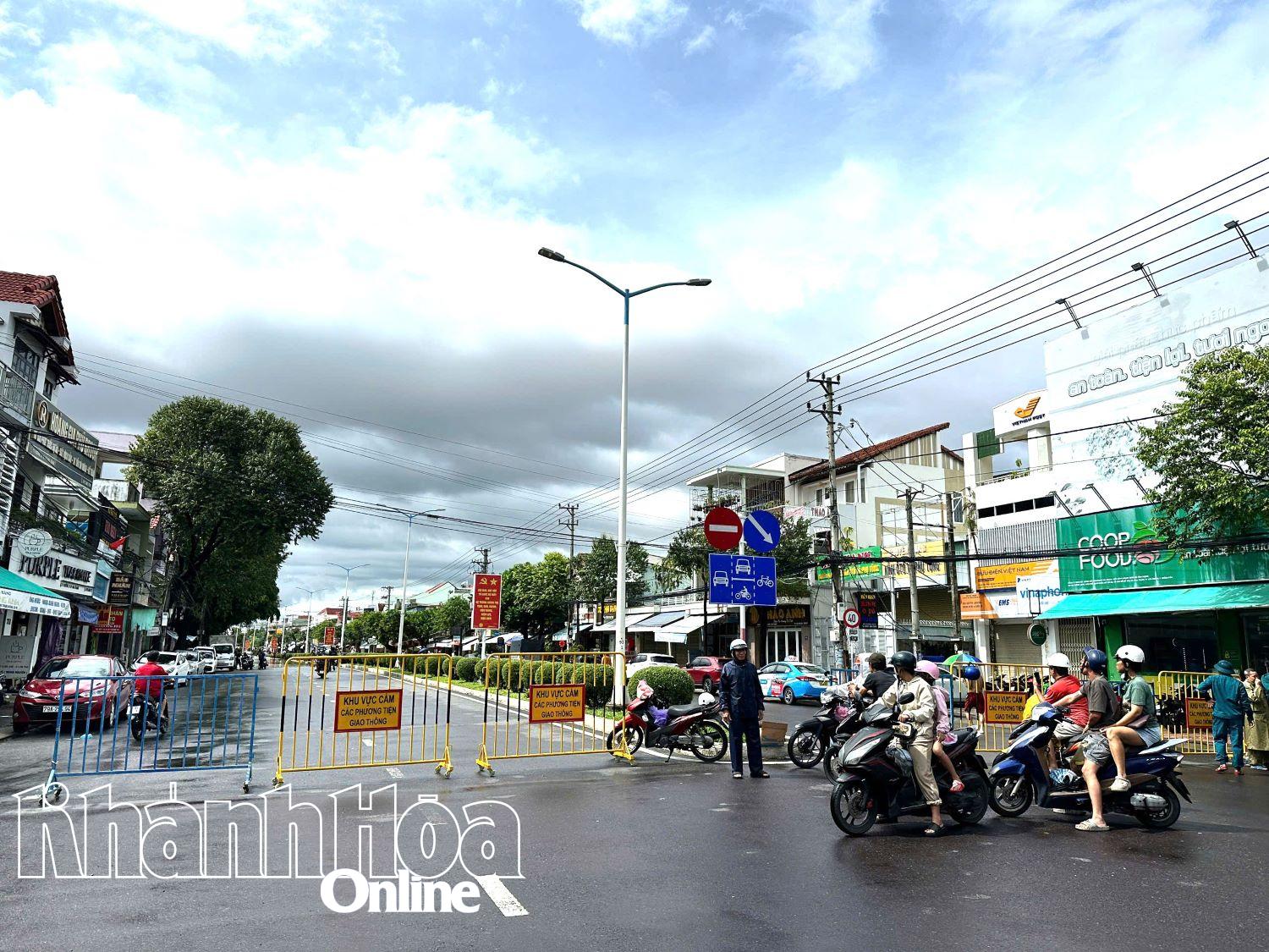 Chốt chặn cấm đi lại tại một khu vực ngập sâu trên đường 23-10.