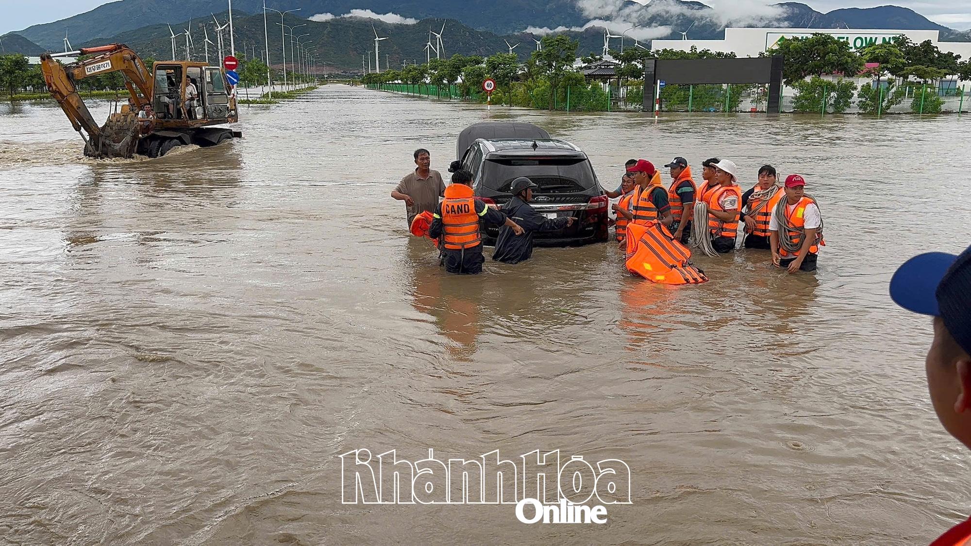 Hasičské a záchranné jednotky (114) z regionu 8 se přiblížily k místu a pomohly s evakuací osob a vozidel uvězněných v průmyslovém parku Du Long (obec Thuan Bac).